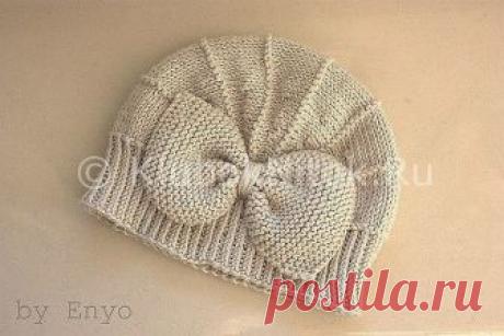 ШАПКА ОТ JUSTINE TURNER
.
Вяжем с помощью спиц. Автор Justine Turner предлагает свой вариант вязанной шапочки секторами. Этот вариант можно применить при вязании шапок для детей (самых маленьких и только рожденных деток, в том числе), так же для больших девочек. Украшена модель сбоку бантом
Чтоб связать шапочку, первое что нужно, знать обхват головы (окружность). Делаем замеры.
В нашем примере указаны размеры, самый маленький из них: 37.5 сантиметров, а самый большой: 53.7...