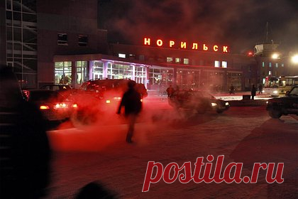 В Норильске начали розыск нападавшего с ножом на прохожих маньяка. В Норильске сотрудники правоохранительных органов начали розыск нападавшего с ножом на прохожих маньяка. В ночь на 30 ноября неизвестный злоумышленник совершил не менее двух нападений в районе Талнах. Первым пострадавшим стал 45-летний россиянин, которого маньяк подкараулил возле дома.