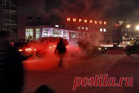В Норильске начали розыск нападавшего с ножом на прохожих маньяка. В Норильске сотрудники правоохранительных органов начали розыск нападавшего с ножом на прохожих маньяка. В ночь на 30 ноября неизвестный злоумышленник совершил не менее двух нападений в районе Талнах. Первым пострадавшим стал 45-летний россиянин, которого маньяк подкараулил возле дома.