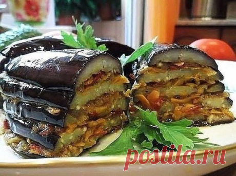 По-турецки Баклажаны - обалденно вкусно и оригинально!!! + 10 лучших рецептов из баклажан.
Ингредиенты:
-баклажан — 2 шт.
-помидор — 3 шт.
-морковь — 2-3 шт.
—репчатый лук — 2 шт.
-растительное масло
-зелень петрушки
-соль
-перец черный
Баклажаны нарезать вдоль пластинками.
Посолить, оставить на 30 минут, затем промыть в холодной воде
Морковь натереть на терке. И Лук нарезать помидоры.
Лук, морковь и помидоры соединить, обжарить на растительном масле, посолить и поперчить.(Кто любит по остре