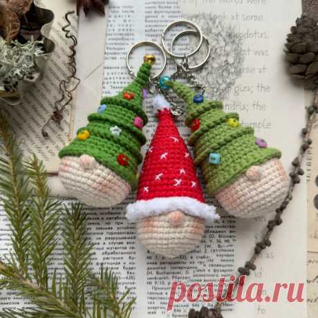 Вяжем новогоднего гнома! Нам понадобятся:* Пряжа белого, красного и коричневого цветов (у меня Alize Cotton Gold)* Крючок 2.5 мм* Наполнитель (холлофайбер)* Глазки (бусинки или готовые)* Ниточка для вышивания носика* Иголка, ножницыНачнём с колпачка. Вяжем по кругу столбиками без накида.&nbsp;* 1 ряд: 6 сбн в...