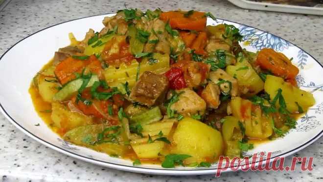 Летние тушеные овощи с мясом на сковороде

Без этого блюда и лето - не лето. Кто-то скажет, что и зимой это приготовить не проблема. Не то! Летние овощи вкусны, ароматны, сочны. И готовить с ними, действительно, одно удовольствие!

Ингредиенты:
Мясо - 500 гр
Лук - 1 шт
Морковь - 1 шт
Кабачок - 1 шт
Сладкий перец - 2 шт
Помидоры - 3 шт
Картофель - 4-5 шт
Чеснок - 2-3 зубчика
Зелень
Соль, и черный молотый перец по вкусу
Вода
Растительное масло для жарки

Приятного aппетита!
...