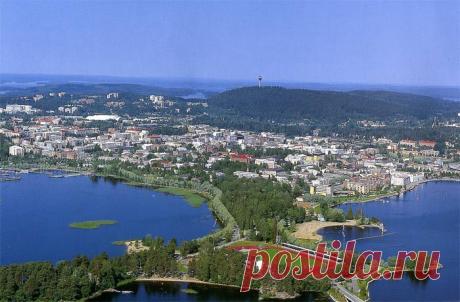 Финляндия - страна тысячи озер. Красивые пейзажи.... и очень высокая культура поведения жителей. Совершая путешествие по Хельсинки, встретить курящего человека на чистеньких и ухоженных улицах столицы, почти невозможно. Не говоря уже о том, чтобы бросить недоеденный гамбургер мимо урны. Культура финнов равна их трудолюбию. Можно долго удивляться, как в такой маленькой стране, не богатой какими-то высокодоходными природными ресурсами, научились так грамотно и исключительно полезно управлять хозяй
