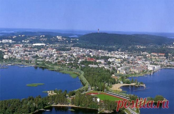 Финляндия - страна тысячи озер. Красивые пейзажи.... и очень высокая культура поведения жителей. Совершая путешествие по Хельсинки, встретить курящего человека на чистеньких и ухоженных улицах столицы, почти невозможно. Не говоря уже о том, чтобы бросить недоеденный гамбургер мимо урны. Культура финнов равна их трудолюбию. Можно долго удивляться, как в такой маленькой стране, не богатой какими-то высокодоходными природными ресурсами, научились так грамотно и исключительно полезно управлять хозяй