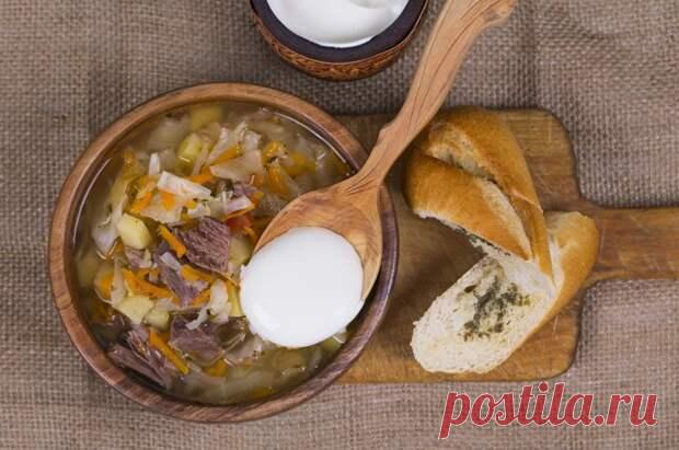 (48) Ленивые щи. Как быстро приготовить самый лучший зимний суп - Будет вкусно - 2 февраля - 43577900792 - Медиаплатформа МирТесен Классические щи — блюдо не слишком сложное, но трудоемкое. Нужно сварить очень хороший бульон, наваристый, на костях, прозрачный. Потом потушить отдельно капусту. Сделать поджарку из лука и моркови. Все собрать в одной кастрюле, доготовить. А потом еще выдержать некоторое время, ведь самые вкусные - 2 февраля - 43577900792 - Медиаплатформа МирТесен