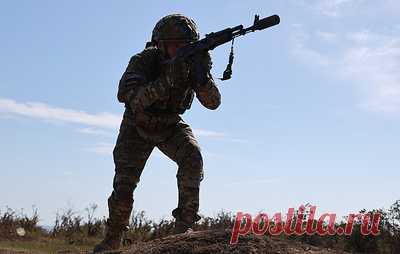ВС РФ взяли под огневой контроль ключевую трассу снабжения ВСУ в Курахово. Для подвоза боеприпасов и личного состава противник пытался использовать проселочные дороги, отметили в российских силовых структурах