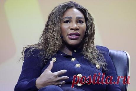 Теннисистка Серена Уильямс примерила дизайнерскую юбку и оконфузилась на камеру. Американская теннисистка Серена Уильямс показала конфуз с юбкой модного дома Valentino на камеру. 42-летняя спортсменка примерила джинсовую юбку длины макси, которую она приобрела в магазине бренда, будучи беременной вторым ребенком. Знаменитость показала, что так и не смогла натянуть дизайнерскую вещь на талию.