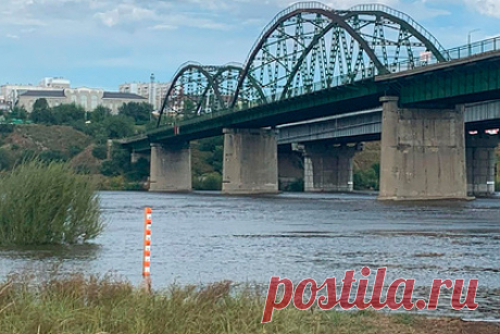 В российском городе ввели режим ЧС из-за паводков. В Улан-Удэ в Бурятии из-за паводка на реке Селенге и подтоплений в левобережной части города власти ввели режим чрезвычайной ситуации (ЧС). Об этом написал мэр города Игорь Шутенков в своем Instagram. «За вчерашний день река поднялась на 11 сантиметров, за ночь еще на восемь», — написал в социальной сети Шутенков.