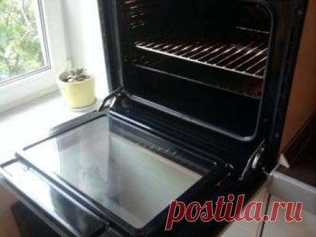 Быстро и просто очищаем духовку от нагара 

Материалы и ингредиенты: 
- ¼ ст. жидкости для мытья посуды 
- 0,5 ст. пищевой соды 
- ¼ ст. перекиси водорода 
- цедра лимона 
- 1 ст. л. уксуса 
- губка для мытья посуды 
- бумажные полотенца 

Инструкция: 

1. Даже если речь идёт о многолетнем нагаре, простое средство поможет справиться даже с ним. Начать нужно с обычной мыльной воды и губки, которую обязательно часто ополаскивает. Это поможет избавиться от основной грязи. 
2....