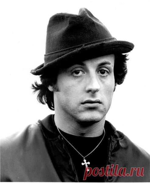 Я должен был остаться никем. Жизнь нанесла мне рану еще при рождении, пол лица мне парализовало еще при рождении. Учителя считали меня умственно отсталым, а мать поставила крест еще в детстве. На протяжении семи лет, семи долгих голодных лет, агенты и продюсеры хором твердили мне, что я должен бросить сначала актерскую, а затем сценарную стезю. Меня разворачивали на кастингах, еще до того как я снимал куртку, а продюсеры браковали мои сценарии не прочитав ни строчки...