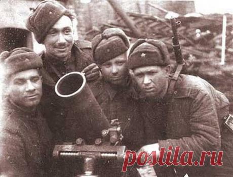 Неожиданный факт Все мы помним актера Алексея Макаровича Смирнова, Федю из «Операции Ы…». Мало кто знает, что Алексей был асом рукопашного боя. Он прошёл всю Великую Отечественную войну и служил в войсковой разведке. Сам неоднократно ходил в тыл врага. Кавалер двух орденов Славы, кавалер Ордена Красной Звезды, был награжден медалями «За отвагу» и «За боевые заслуги»