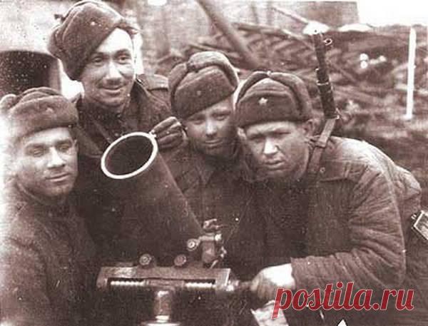 Неожиданный факт Все мы помним актера Алексея Макаровича Смирнова, Федю из «Операции Ы…». Мало кто знает, что Алексей был асом рукопашного боя. Он прошёл всю Великую Отечественную войну и служил в войсковой разведке. Сам неоднократно ходил в тыл врага. Кавалер двух орденов Славы, кавалер Ордена Красной Звезды, был награжден медалями «За отвагу» и «За боевые заслуги»