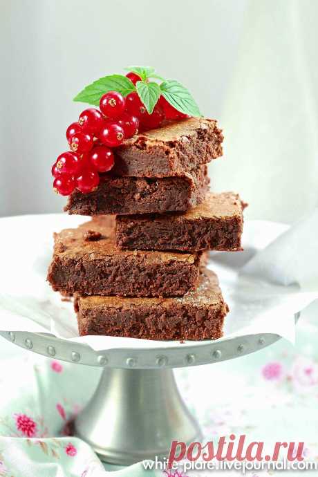 Брауни, брауни, брауни :) Всем доброе утро! :) На улице сегодня полный бррррр и я продумываю план мести погоде, а пока отдам обещанное. Вдруг вы соберетесь раскрасить сегодня свою жизнь вот таким чудесным брауни? :) Итак, я пару месяцев назад пообещала своей приятельнице протестить рецепт брауни из моей (можно сказать уже…