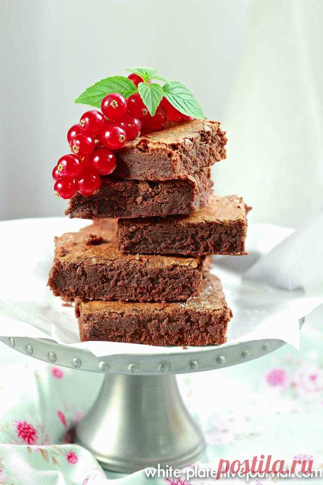 Брауни, брауни, брауни :) Всем доброе утро! :) На улице сегодня полный бррррр и я продумываю план мести погоде, а пока отдам обещанное. Вдруг вы соберетесь раскрасить сегодня свою жизнь вот таким чудесным брауни? :) Итак, я пару месяцев назад пообещала своей приятельнице протестить рецепт брауни из моей (можно сказать уже…