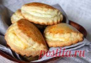СОЧНИКИ 🍴
ИНГРЕДИЕНТЫ:
● Мука — примерно 4 стакана
● Маргарин — 150 г
● Яйца — 2 шт. (если крупное, то и одно можно)
● Сахар — 4 ст. л.
● Соль — 1/2 ч. л.
● Сметана 25% — 6 ст. л.
● Разрыхлитель для теста — 1/2 ч. л. (можно заменить гашеной содой)
Для начинки:
● Творог — 0,5 кг
● Сахар — 3 ст.л.
● Яйцо — 1 шт.
● Мука (если получается вдруг жидковато) — 1-2 ст. л.
● Ванильный сахар — по вкусу
ПРИГОТОВЛЕНИЕ:
1. Для начала делаем тесто. Смешиваем маргарин (я подтапливаю его ...