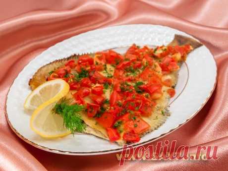 Камбала, запеченная с помидорами