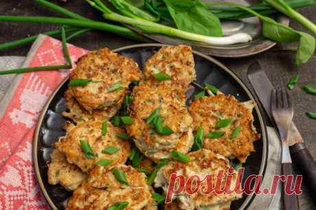 Быстрые куриные котлеты «Растрёпки» с капустой - БУДЕТ ВКУСНО! - медиаплатформа МирТесен Куриные котлеты «Растрёпки» с капустой — самые быстрые, сочные и вкусные котлеты из курицы. Фарш готовится считанные минуты и сразу можно жарить растрепки, а поскольку их не нужно ни лепить, ни панировать, то это снова экономит время. Менее получаса понадобится на то, чтобы поджарить полную миску