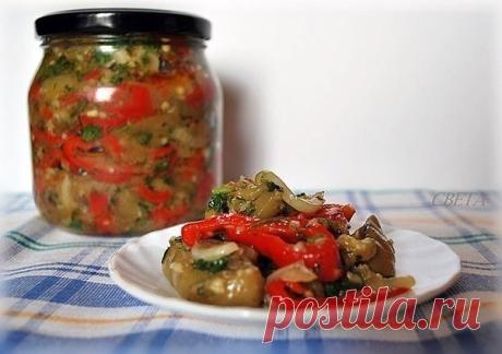 Салат из баклажан (маринованный).

Вам потребуется:

3 кг баклажан, очистить кожуру, порезать кубиками прим. 1.5-2см
1/2 кг болгарского перца, почистить, порезать соломкой
1/2 кг морковки, на тёрку
2 средних луковицы, порезать тонко
2-3 зубка чеснока, выдавить
1 ч ложка чёрного перца
1 ч ложка паприки
1 ч ложка соли, по вкусу
4 ст ложки сахара, по вкусу
100-150 г уксуса
100-150 г нерафинированного подсолнечного масла

Как готовить: 

1. Вскипятить 2 литра воды с 4 ст ложка...