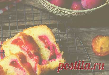 Кекс со сливами и кардамоном