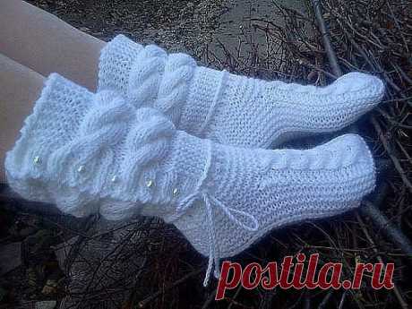 Сапожки спицами. Очень красивые. 
ОПИСАНИЕ: 
Набираем 56 петель. Провязываем 10 рядов цепочки ( 1 ряд - лиц. 2 р. 
изн. 3 р - 1 изн, 1 снять, нить перед работой и т. д. 4 ряд - 1 лиц. 1 
снять нить за работой
После делим все петли на три части (21 -14 - 21) и вяжем только среднюю часть (14 петель)здесь сами смотрите, на какой размер. Примерно -10 см. Это длина мыска, так что можно самой варьировать длину, в зависимости от размера ноги.. 
По краям с боковой косички по 21 пе...