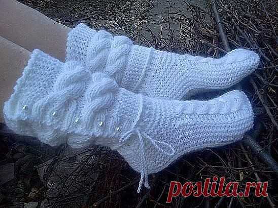 Сапожки спицами. Очень красивые. 
ОПИСАНИЕ: 
Набираем 56 петель. Провязываем 10 рядов цепочки ( 1 ряд - лиц. 2 р. 
изн. 3 р - 1 изн, 1 снять, нить перед работой и т. д. 4 ряд - 1 лиц. 1 
снять нить за работой
После делим все петли на три части (21 -14 - 21) и вяжем только среднюю часть (14 петель)здесь сами смотрите, на какой размер. Примерно -10 см. Это длина мыска, так что можно самой варьировать длину, в зависимости от размера ноги.. 
По краям с боковой косички по 21 пе...