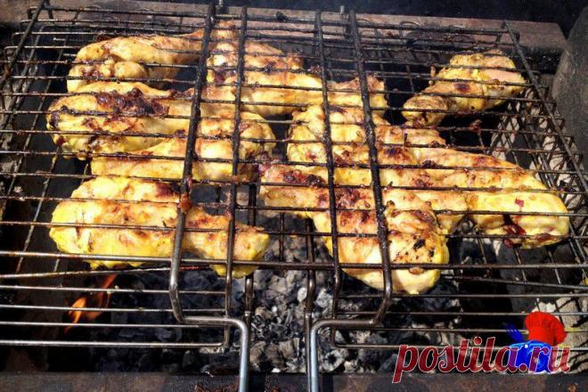 Шашлык  из курицы на решетке замечательное самостоятельое блюдо. Мариновать и жарить я буду куриные ножки - их потом удобнее кушать держа за косточку. На природе самое то что надо - быстренько схватил, закусил и побежал :)