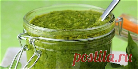 Аргентинский соус чимичурри (chimichurri). Рецепт Для соуса поместите в блендер или кухонный комбайн кинзу, петрушку, свежий орегано и  базилик вместе со стеблями.