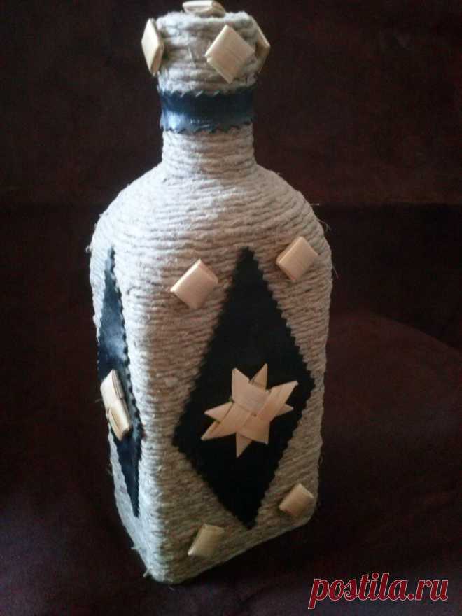 Бутылочка. Шпагат, кожа, соломка.
