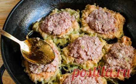 Эти драники с мясом получаются румяными, с хрустящей поджаристой корочкой и сочной начинкой! Драники (деруны) — широко известное народное блюдо из картофеля. Готовить их умеют все, но иногда попадаются рецепты, которые приятно удивляют. Эти драники с мясом получаются толстенькими, румяными, с хрустящей поджаристой картофельной корочкой и сочной и острой мясной начинкой...