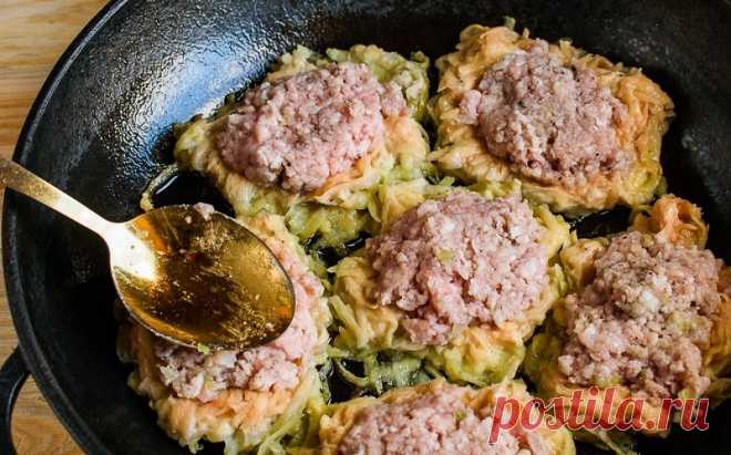Эти драники с мясом получаются румяными, с хрустящей поджаристой корочкой и сочной начинкой! Драники (деруны) — широко известное народное блюдо из картофеля. Готовить их умеют все, но иногда попадаются рецепты, которые приятно удивляют. Эти драники с мясом получаются толстенькими, румяными, с хрустящей поджаристой картофельной корочкой и сочной и острой мясной начинкой...