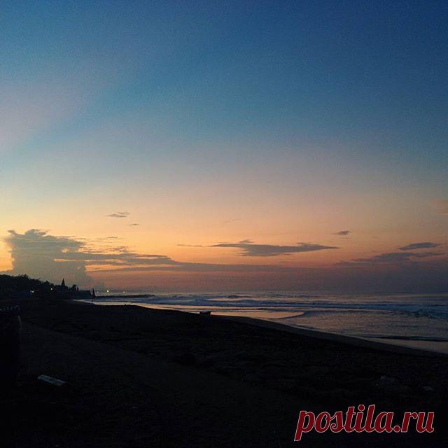 Фотография сделана 2 часа назад. Рассвет над Чангу, Бали! Встречайте солнце в правильных местах! #школасерфинга #школасерфинганабали #серфкемпнабали