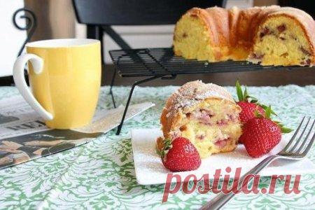 Кекс на йогурте | Краше Всех Ингредиенты Сливочное масло – 220 гр. Сахар – 2 ст. Яйцо – 3 шт. Сок лимона – 3 ст. л. Цедра 1 лимона Мука – 2,5 ст. Сода – 0,5 ч. л. Соль – 0,5 ч. л. Йогурт – 225 гр. Молоко – 1/3 ст. Ванилин – 1 ч. л. Свежая клубника – 340 гр. Способ приготовления Шаг 1 В глубокой тарелке смешиваем 2,25 стакана просеянной муки, соду, соль и цедру лимона. Шаг 2 В чаше для миксера взбиваем сливочное масло с сахаром до воздушного состояния около 3 минут. Добавля...