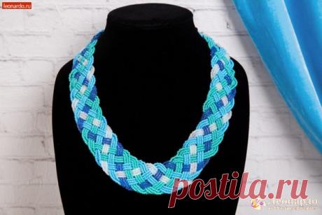 Колье «Лазурные волны»

Украшения из бисера изготавливали ещё в глубокой древности, однако их популярность ничуть не уменьшилась со временем. Сегодня бисерные браслеты, серьги и ожерелья всё так же сопровождают наряды модниц в повседневной жизни и на торжественных мероприятиях. Роскошные мерцающие украшения иногда бывают довольно просты в изготовлении. Убедитесь в этом сами с нашим подробным мастер-классом по изготовлению широкого голубого колье из чешского бисера GAMMA.