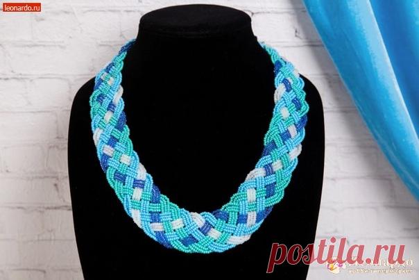 Колье «Лазурные волны»

Украшения из бисера изготавливали ещё в глубокой древности, однако их популярность ничуть не уменьшилась со временем. Сегодня бисерные браслеты, серьги и ожерелья всё так же сопровождают наряды модниц в повседневной жизни и на торжественных мероприятиях. Роскошные мерцающие украшения иногда бывают довольно просты в изготовлении. Убедитесь в этом сами с нашим подробным мастер-классом по изготовлению широкого голубого колье из чешского бисера GAMMA.