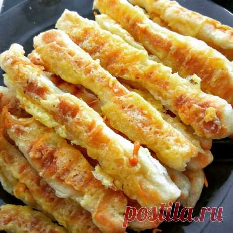 Сырные палочки-гриль от Полины Буниной
Тесто готовое ( слоёное )
Оставить на 2-3 часа, что бы поднялось.
Нарезать палочки, выложить на гриль, обжарить с одной стороны, ( что бы палочки увеличились ). 
Перевернуть и обсыпать сыром, ( сыр натереть на мелкой тёрке) закрыть на 3 минуты.
Можно ещё раз перевернуть и обжарить сыр 
К грилю ничего не прилипает! Супер!