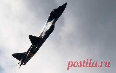 Шеф-пилот ОКБ Сухого отметил надежную управляемость Су-57 в критических режимах. У истребителя два двигателя с управляемым двигателем тяги, что позволяет выполнять маневры с выходом на околонулевые скорости, огромные критические углы атаки, выполнение штопорных вращений, указал Сергей Богдан