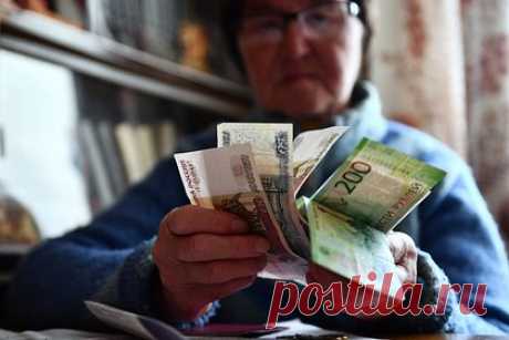 Назван основной влияющий на размер пенсий в России фактор. В России действует солидарная пенсионная система, в рамках которой размер пенсий напрямую зависит от страховых отчислений работающих россиян. Об особенностях российской пенсионной системы «Ленте.ру» рассказала член Комитета Госдумы по труду, социальной политике и делам ветеранов Светлана Бессараб.