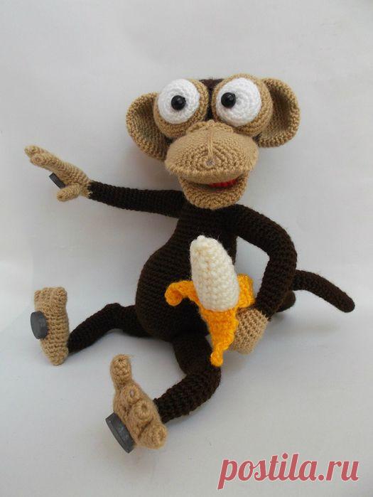 Вязаная обезьянка- магнит на холодильник.