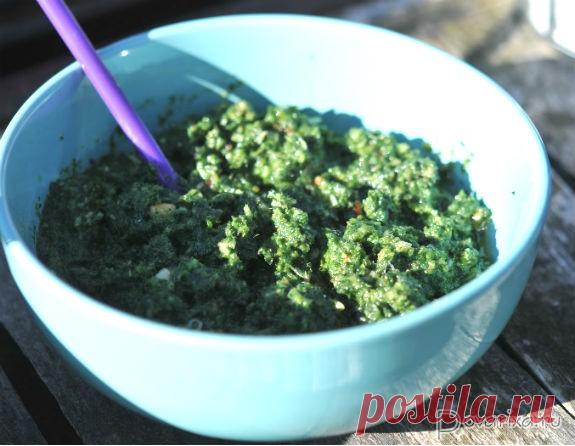 Крапивный песто Если вам нравится соус песто – вы наверняка захотите поэкспериментировать, приготовив крапивный песто. Он не только вкусный, но и полезный.