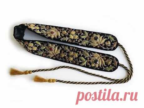 Vintage India Gold Metallic Embroidered Velvet Belt with Semi Precious Stones  | eBay The belt is heavily embroidered on one side in an elaborate floral and leaf pattern, the flowers are set with oval cabochon stones.