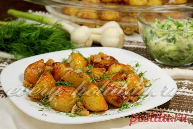 Запеченный молодой картофель со шкварками, чесноком и укропом