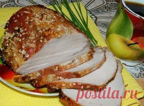 Вкусное мясо "Бутербродное"
Свинина — 600 г
Соевый соус — 100 мл
Сахар — 3 ст. л.
Лук репчатый (среднего размера) — 1 шт
Чеснок (измельчить) — 2 зуб.
Имбирь (молотый) — 1 ч. л.
Кунжут (семена) — 4 ст. л.
Масло растительное — 2 ст. л.

Смешать соевый соус , сахар, нарезанный лук, чеснок, имбирь, кунжутные семена и растительное масло.
Обмазать маринадом свинину со всех сторон, накрыть и поставить в холод на 3-4ч.
Достать мясо из маринада, выложить в смазанную маслом форму и ...
