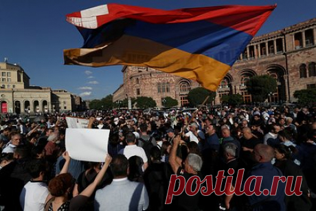 Основная часть протестующих в Ереване разошлась. Участники акции протеста у здания правительства Армении в основном разошлись. Сейчас на площади Республики остаются несколько десятков человек. Полицейские снимают оцепление, автомобильное движение на прилегающих к площади улицах восстановлено.