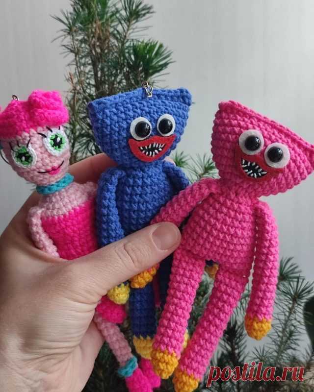 Хаги Ваги крючком + схема Мама длинные ноги и Киси Миси Эффектная игрушка Хаги Ваги крючком от автора amirchudo. Для того чтобы связать известного героя Вам понадобится пряжа YarnArt Jeans и крючок №2. Все