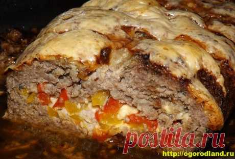 Мясной рулет из фарша с начинкой из болгарского перца и сыра