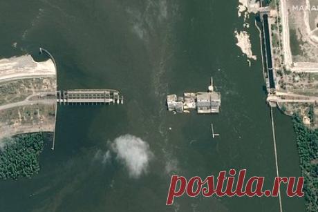 Уровень воды возле Каховской ГЭС оценили. Уровень воды у шлюзов частично разрушенной Каховской гидроэлектростанции (ГЭС) сравнялся с уровнем реки Днепр. Обстановку в этом районе оценил корреспондент ТАСС. По его словам, русло в окрестностях Новой Каховки изменилось, с ее улиц вода сошла целиком. Кроме того, и Каховское водохранилище, и Днепр стали мелеть.