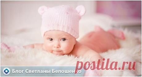 Когда ребенок должен держать голову самостоятельно? Перед тем, как овладеть навыком самостоятельного держания головы, ребенок должен пройти несколько этапов. Примерный возраст, когда ребенок должен держать голову достаточно уверенно – три месяца. Но у разных детей данный показатель может немного отличаться.