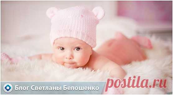 Когда ребенок должен держать голову самостоятельно? Перед тем, как овладеть навыком самостоятельного держания головы, ребенок должен пройти несколько этапов. Примерный возраст, когда ребенок должен держать голову достаточно уверенно – три месяца. Но у разных детей данный показатель может немного отличаться.