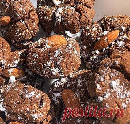 Шоколадные  #пряники #печенье
.
️кокосовая 🥥 мука 4 ст/л⠀
️стружка кокосовая 1 ст/л⠀
️кунжутная мука 4 ст/л (мне кажется можно заменить ореховой мукой будет вкуснее, например миндальной мукой ну или же овсяной)⠀
️какао  3 ст/л⠀
️масло растительное 30г ( кокосовое)⠀
️ванильный сахар⠀
️1 ч/л 🥄 разрыхлителя ⠀
️  вода (до консистенции песочного теста с которого можно формировать шарики)⠀
️орешки 🥜 ( миндаль)⠀
️подсластитель по вкусу (у меня мёд )⠀
⠀
Все перемешали (кроме орехо