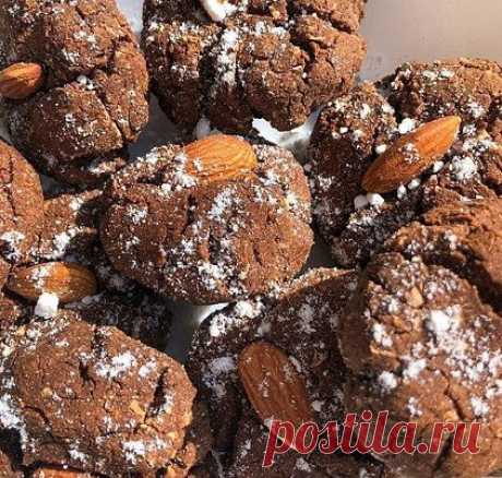 Шоколадные  #пряники #печенье
.
️кокосовая 🥥 мука 4 ст/л⠀
️стружка кокосовая 1 ст/л⠀
️кунжутная мука 4 ст/л (мне кажется можно заменить ореховой мукой будет вкуснее, например миндальной мукой ну или же овсяной)⠀
️какао  3 ст/л⠀
️масло растительное 30г ( кокосовое)⠀
️ванильный сахар⠀
️1 ч/л 🥄 разрыхлителя ⠀
️  вода (до консистенции песочного теста с которого можно формировать шарики)⠀
️орешки 🥜 ( миндаль)⠀
️подсластитель по вкусу (у меня мёд )⠀
⠀
Все перемешали (кроме орехо